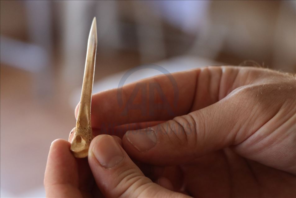 Encuentran en Turquía aguja de coser hecha con hueso de 8600 años de antigüedad