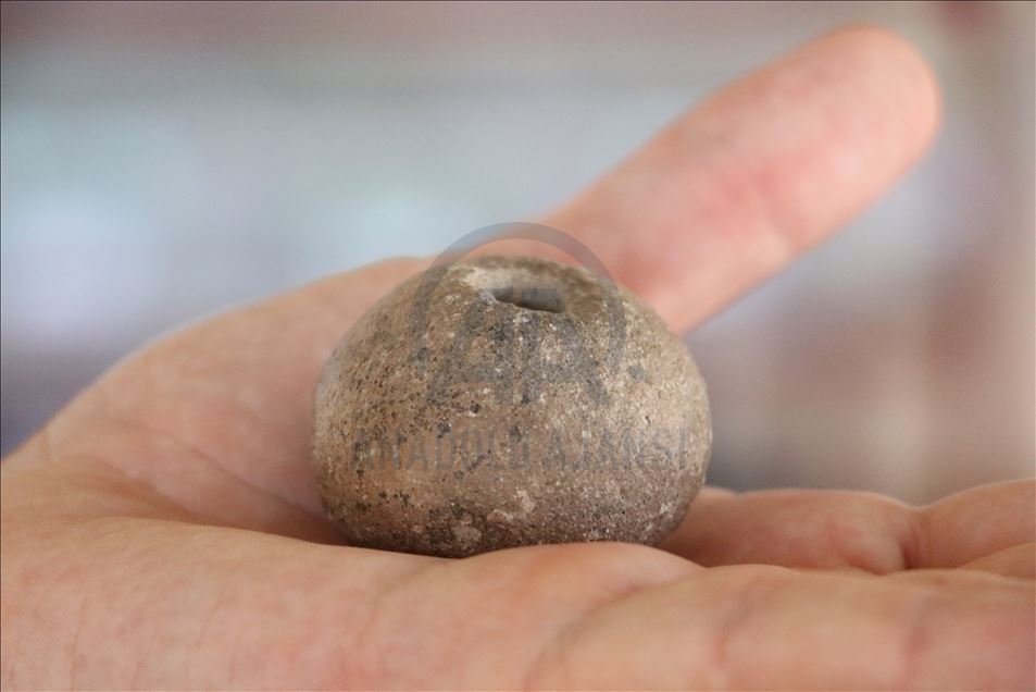 Encuentran en Turquía aguja de coser hecha con hueso de 8600 años de antigüedad