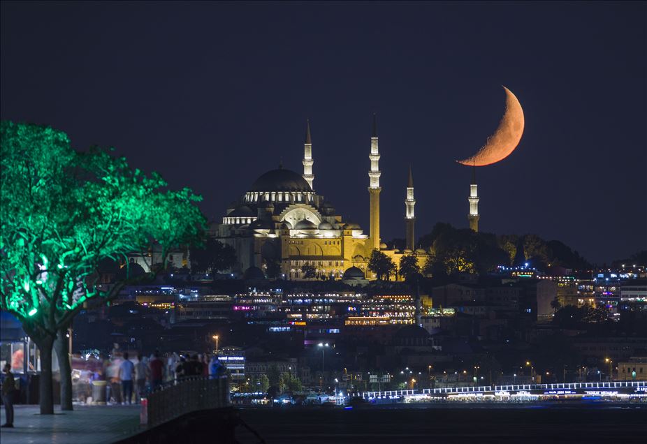 Süleymaniye Camisi, hilal ile güzel görüntü oluşturdu