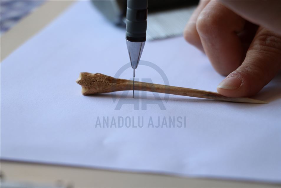 Encuentran en Turquía aguja de coser hecha con hueso de 8600 años de antigüedad