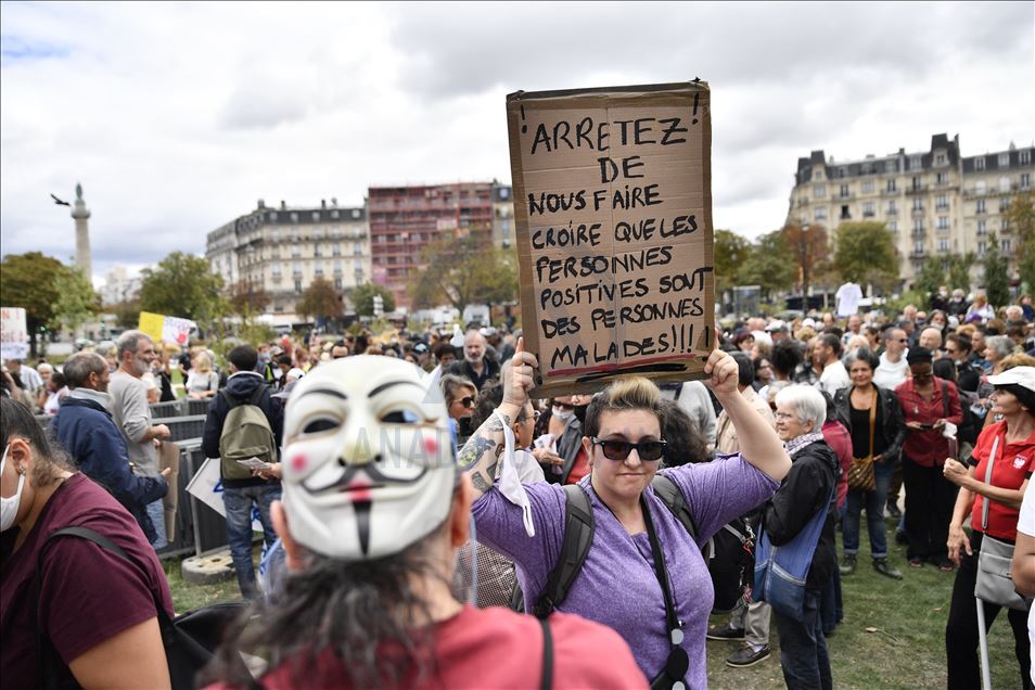 Veliki broj građana Pariza protestuje protiv mjera uvedenih zbog koronavirusa