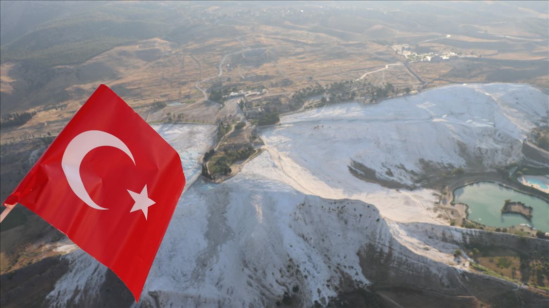 Denizli'de sıcak hava balonları 30 Ağustos Zafer Bayramı için havalandı