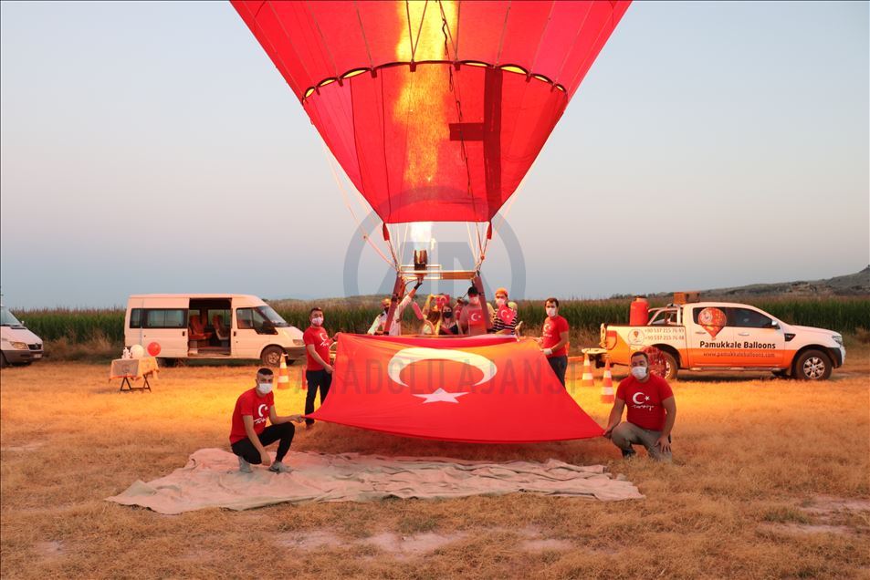 Denizli'de sıcak hava balonları 30 Ağustos Zafer Bayramı için havalandı