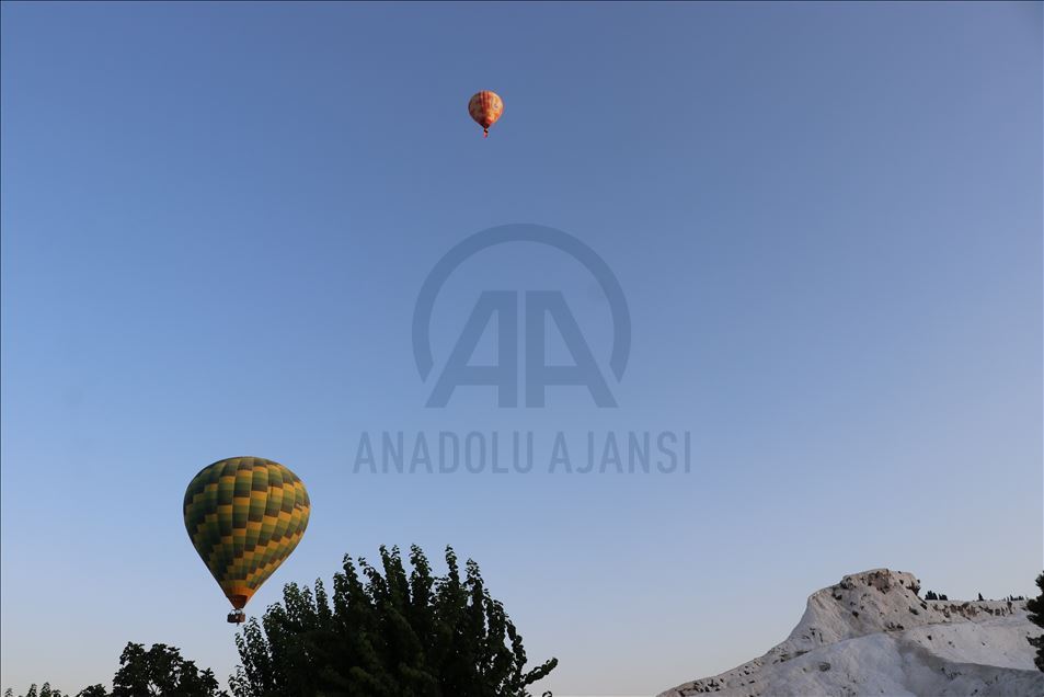 Denizli'de sıcak hava balonları 30 Ağustos Zafer Bayramı için havalandı