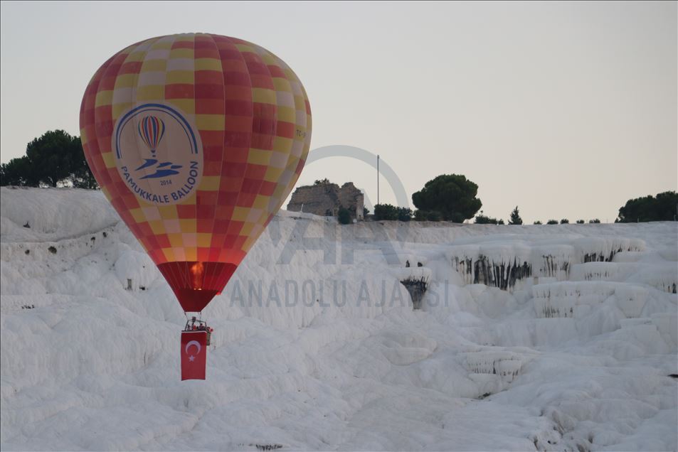 Denizli'de sıcak hava balonları 30 Ağustos Zafer Bayramı için havalandı
