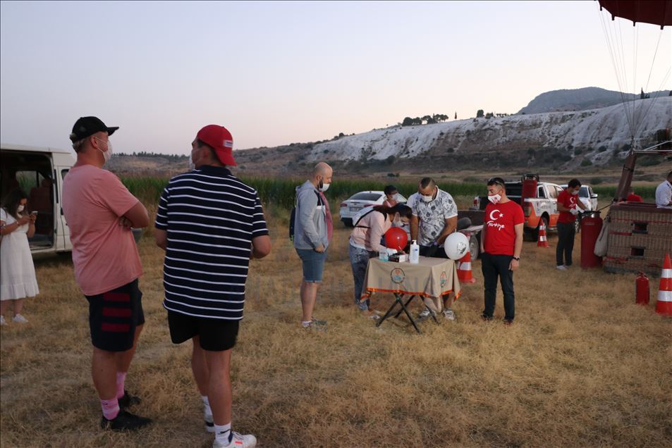 Denizli'de sıcak hava balonları 30 Ağustos Zafer Bayramı için havalandı