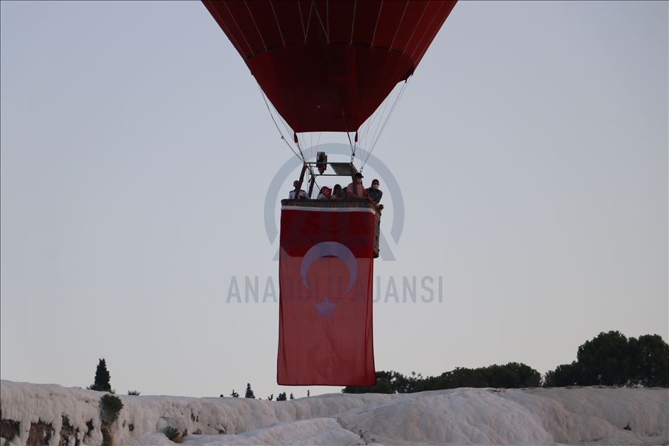 Denizli'de sıcak hava balonları 30 Ağustos Zafer Bayramı için havalandı