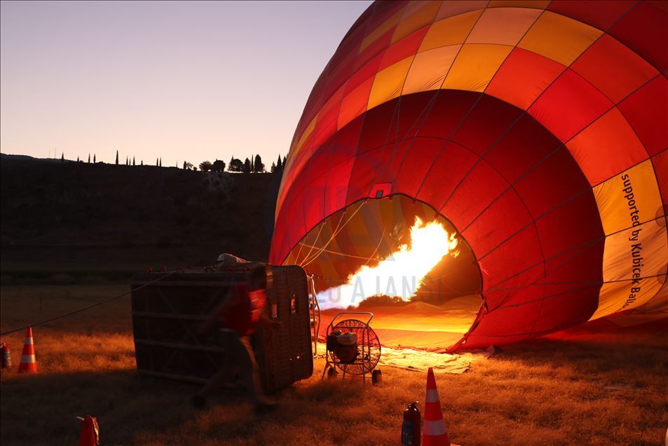Denizli'de sıcak hava balonları 30 Ağustos Zafer Bayramı için havalandı