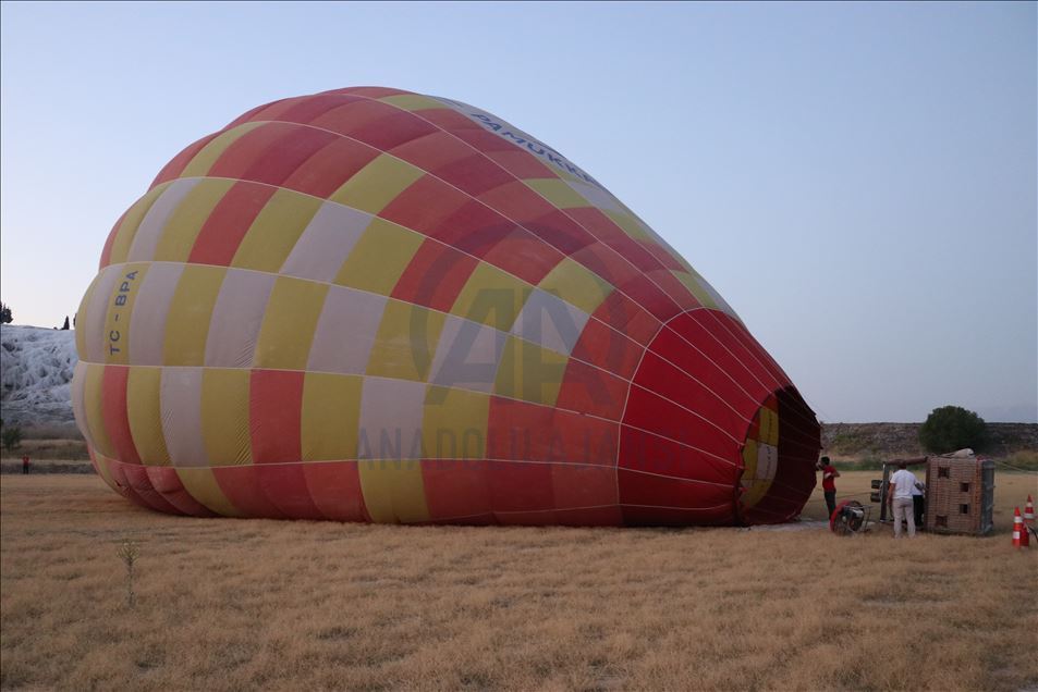 Denizli'de sıcak hava balonları 30 Ağustos Zafer Bayramı için havalandı
