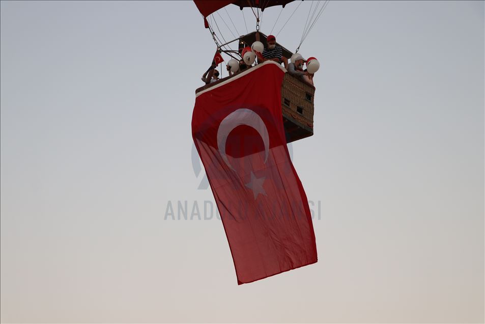 Denizli'de sıcak hava balonları 30 Ağustos Zafer Bayramı için havalandı