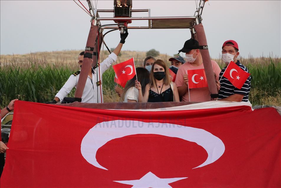 Denizli'de sıcak hava balonları 30 Ağustos Zafer Bayramı için havalandı