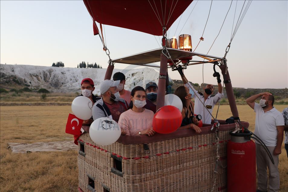 Denizli'de sıcak hava balonları 30 Ağustos Zafer Bayramı için havalandı