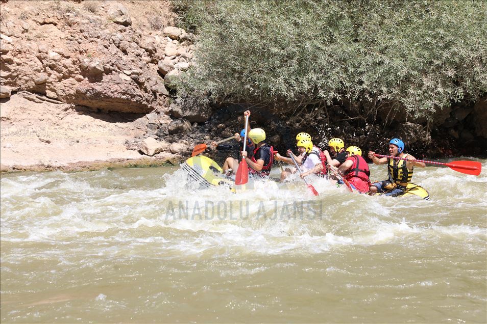 Eski TBMM Başkanı Yıldırım, memleketi Erzincan'daki Karasu Nehri'nde rafting yaptı