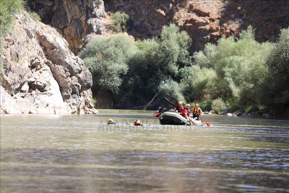 Eski TBMM Başkanı Yıldırım, memleketi Erzincan'daki Karasu Nehri'nde rafting yaptı