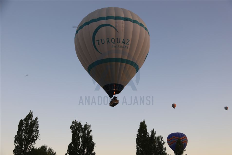 DJ Ben Böhmer performon në balonën me ajër në Kapadokya