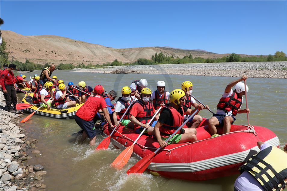 Eski TBMM Başkanı Yıldırım, memleketi Erzincan'daki Karasu Nehri'nde rafting yaptı
