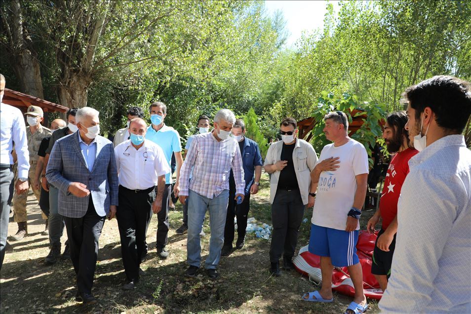 Eski TBMM Başkanı Yıldırım, memleketi Erzincan'daki Karasu Nehri'nde rafting yaptı