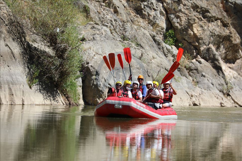 Eski TBMM Başkanı Yıldırım, memleketi Erzincan'daki Karasu Nehri'nde rafting yaptı