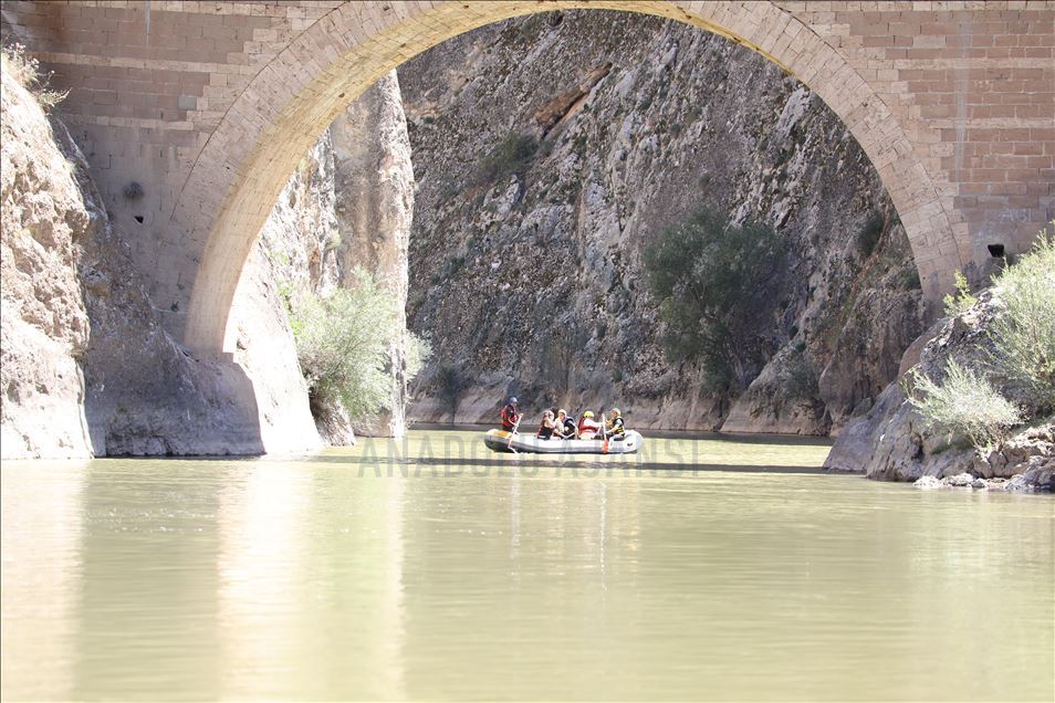 Eski TBMM Başkanı Yıldırım, memleketi Erzincan'daki Karasu Nehri'nde rafting yaptı