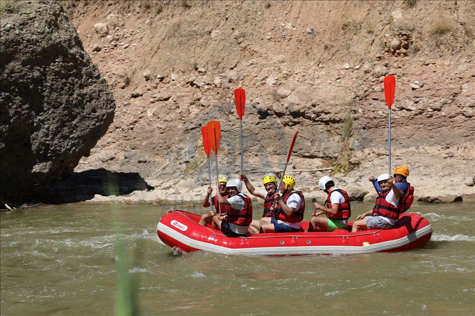 Eski TBMM Başkanı Yıldırım, memleketi Erzincan'daki Karasu Nehri'nde rafting yaptı