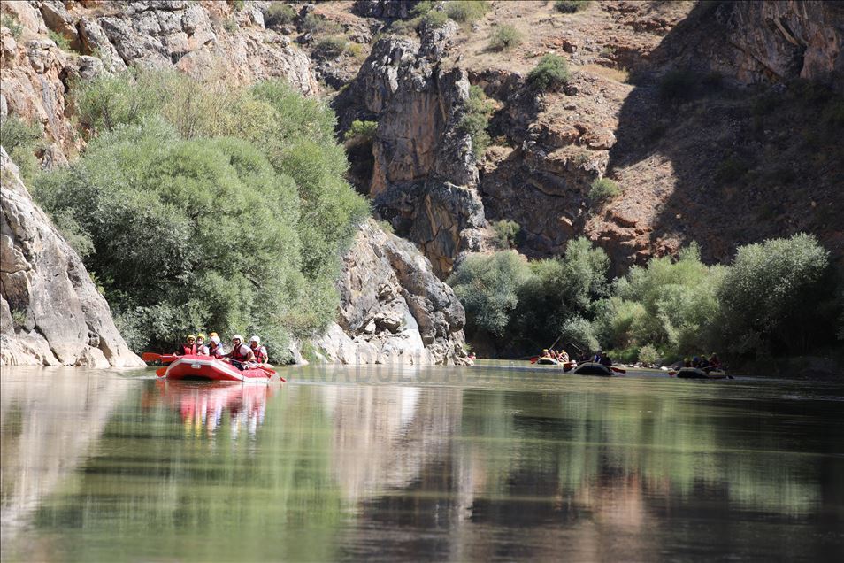 Eski TBMM Başkanı Yıldırım, memleketi Erzincan'daki Karasu Nehri'nde rafting yaptı