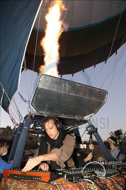 DJ Ben Böhmer performon në balonën me ajër në Kapadokya