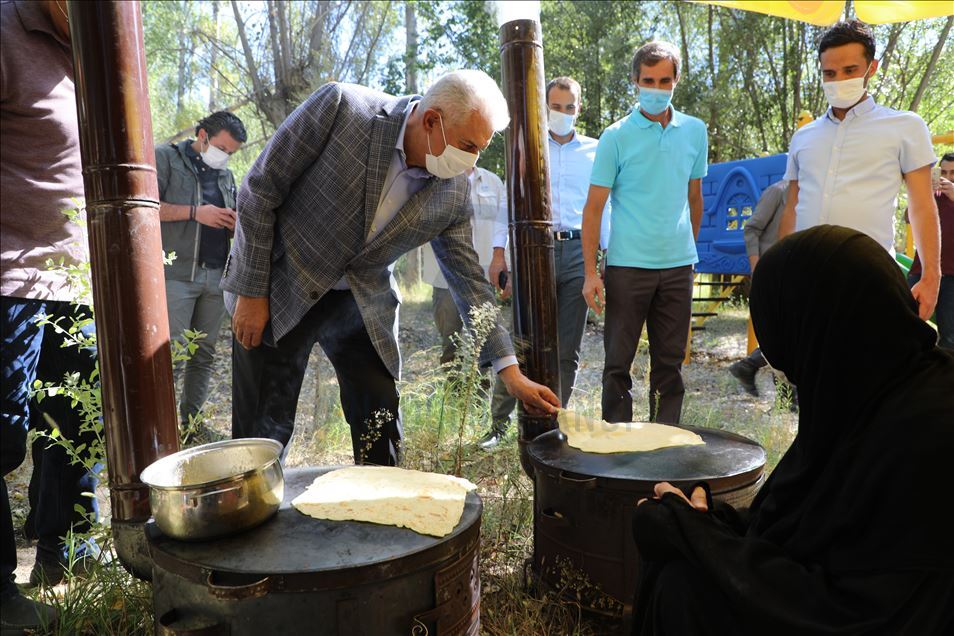Eski TBMM Başkanı Yıldırım, memleketi Erzincan'daki Karasu Nehri'nde rafting yaptı