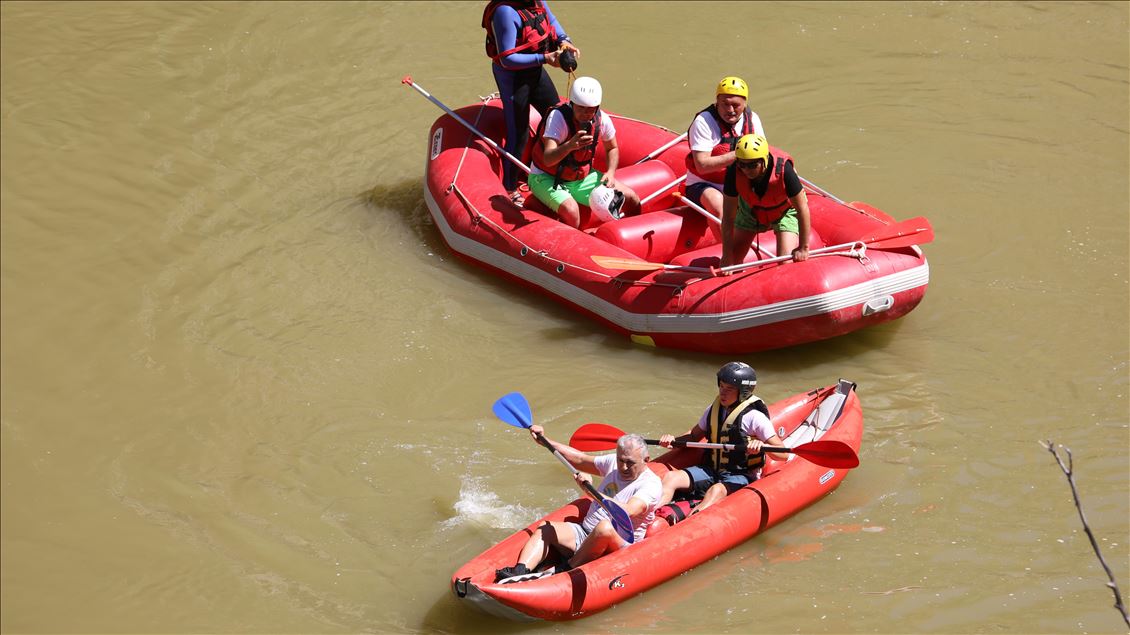 Eski TBMM Başkanı Yıldırım, memleketi Erzincan'daki Karasu Nehri'nde rafting yaptı