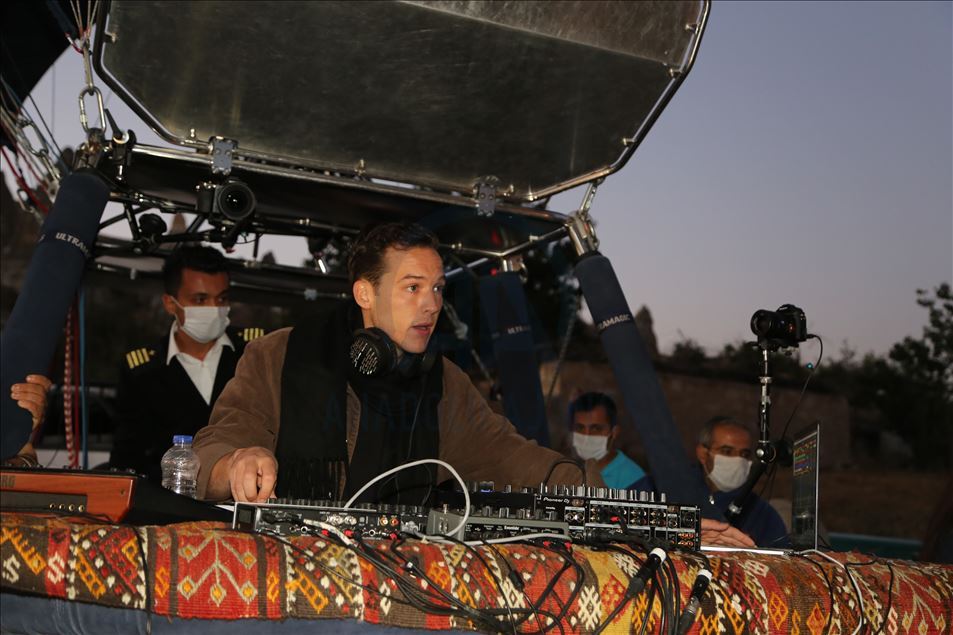 DJ Ben Böhmer performon në balonën me ajër në Kapadokya