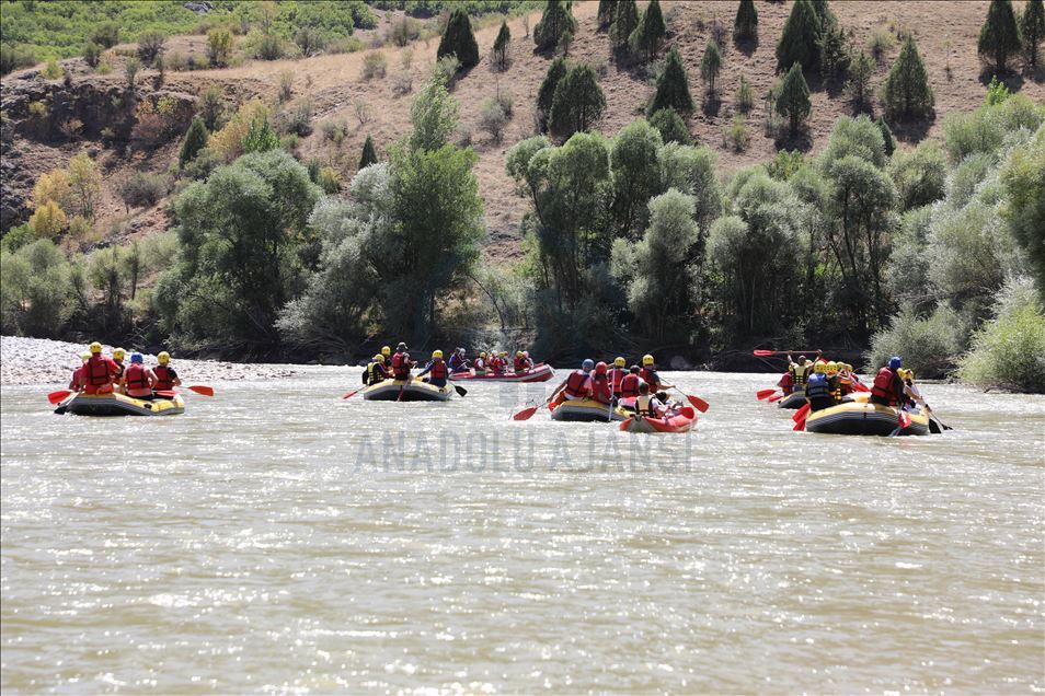 Eski TBMM Başkanı Yıldırım, memleketi Erzincan'daki Karasu Nehri'nde rafting yaptı