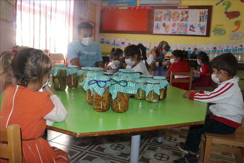 Öğretmen çift, oluşturdukları bostanla okulun ihtiyaçlarını gideriyor
