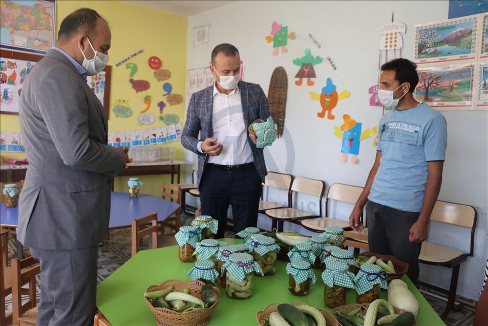 Öğretmen çift, oluşturdukları bostanla okulun ihtiyaçlarını gideriyor
