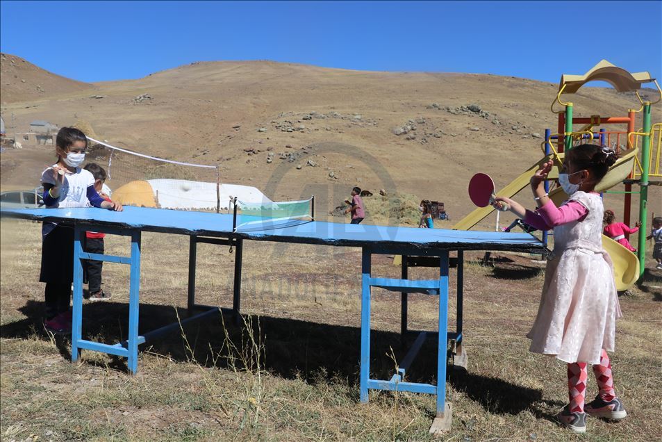 Öğretmen çift, oluşturdukları bostanla okulun ihtiyaçlarını gideriyor
