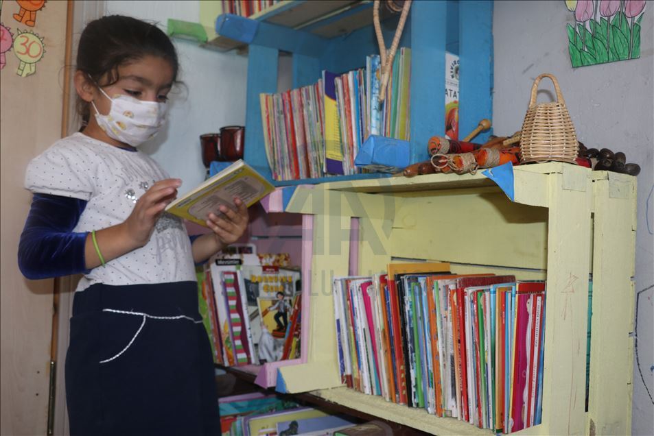 Öğretmen çift, oluşturdukları bostanla okulun ihtiyaçlarını gideriyor
