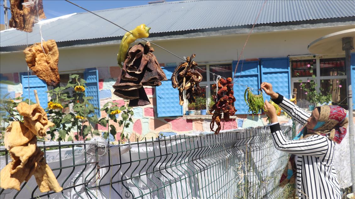 Öğretmen çift, oluşturdukları bostanla okulun ihtiyaçlarını gideriyor
