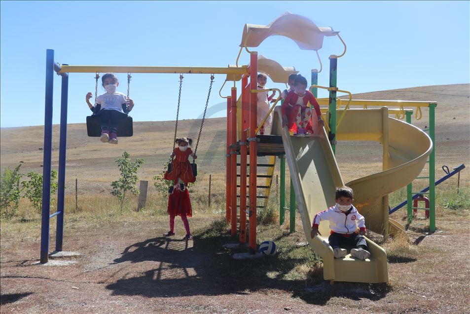 Öğretmen çift, oluşturdukları bostanla okulun ihtiyaçlarını gideriyor
