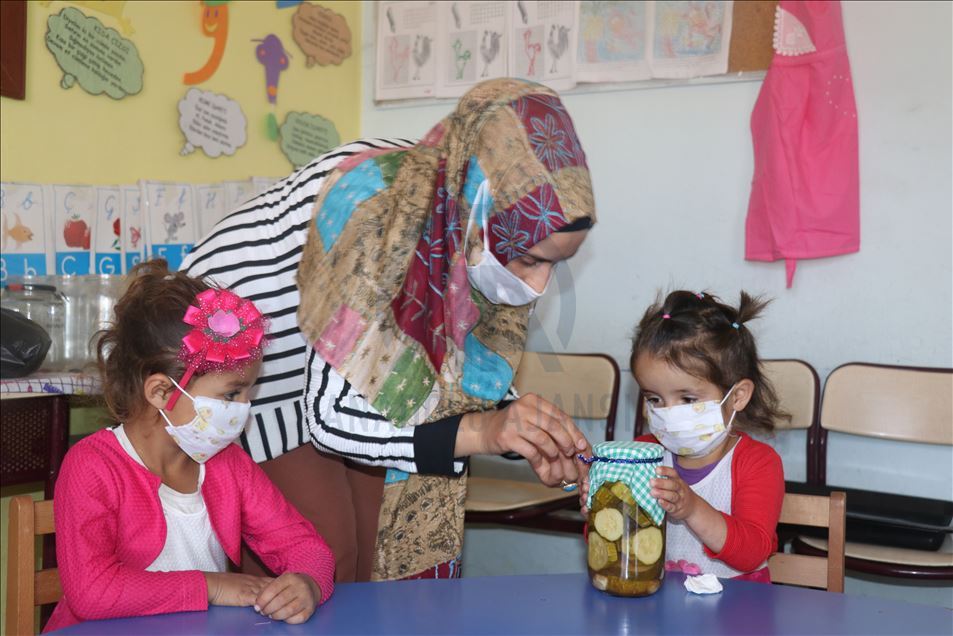 Öğretmen çift, oluşturdukları bostanla okulun ihtiyaçlarını gideriyor
