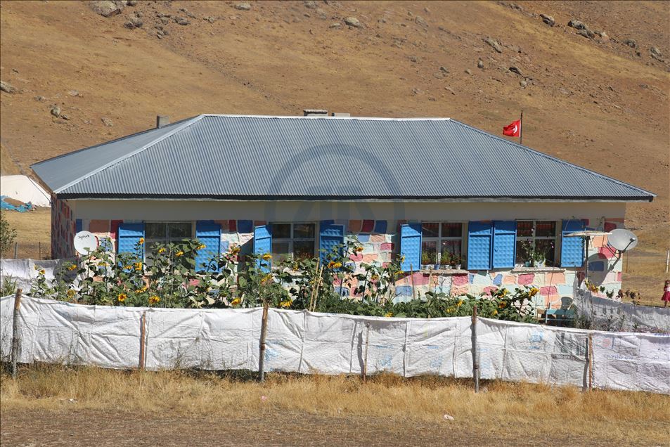 Öğretmen çift, oluşturdukları bostanla okulun ihtiyaçlarını gideriyor

