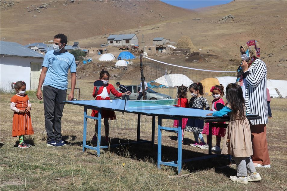 Öğretmen çift, oluşturdukları bostanla okulun ihtiyaçlarını gideriyor

