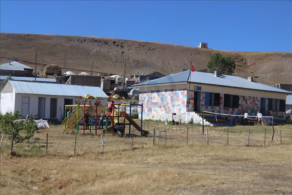 Öğretmen çift, oluşturdukları bostanla okulun ihtiyaçlarını gideriyor
