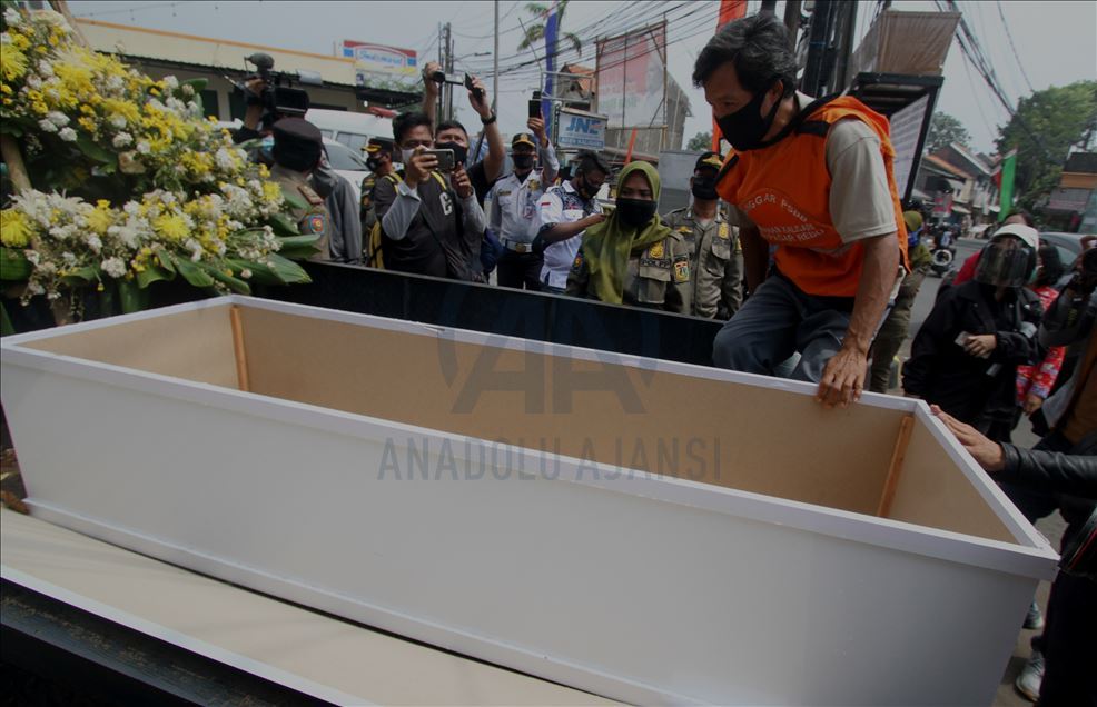 Sanksi merenung di peti mati bagi pelanggar protokol kesehatan