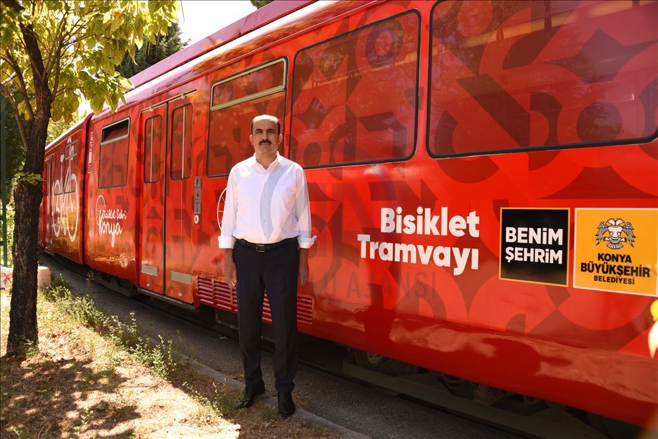 Konya'da sadece bisikletliler için tasarlanan tramvay yolculuğa başladı