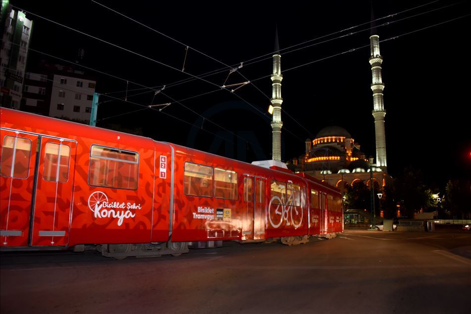 Konya'da sadece bisikletliler için tasarlanan tramvay yolculuğa başladı