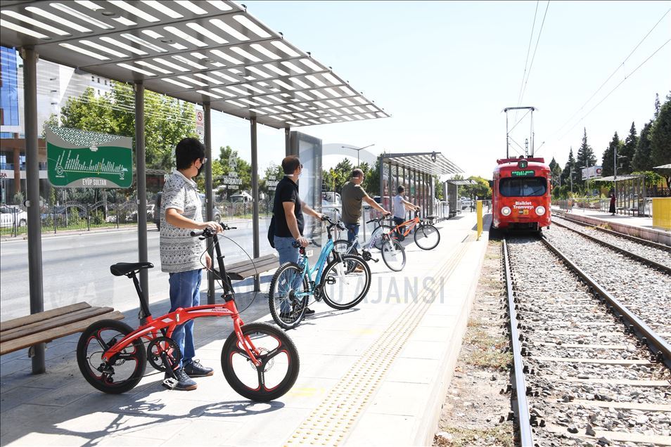 Konya'da sadece bisikletliler için tasarlanan tramvay yolculuğa başladı