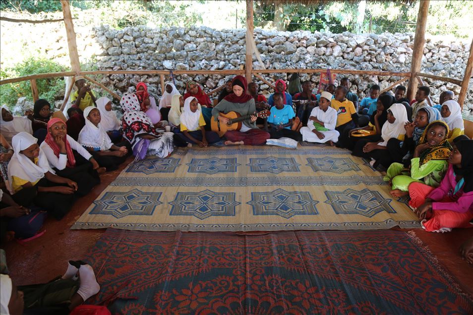 Zanzibar'da, Türk vatandaşı Yentürk'ün kurduğu Assalam Vakfı bölge halkına ışık oldu
