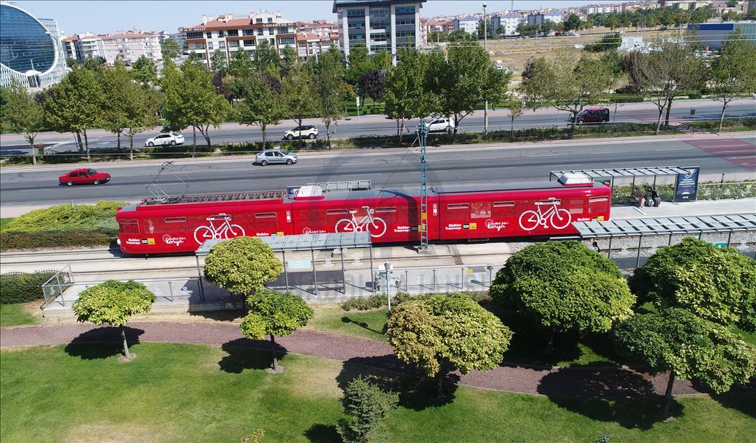 Konya'da sadece bisikletliler için tasarlanan tramvay yolculuğa başladı