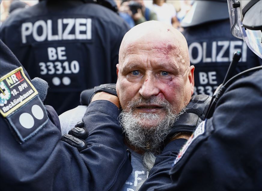 Almanya’da koronavirüs önlemlerini protesto gösterisine polis müdahale etti
