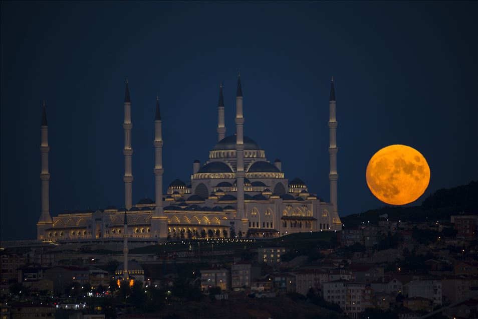 Büyük Çamlıca Camisi ile dolunay 