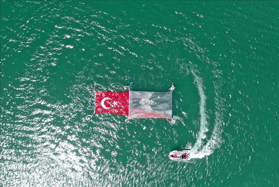 Kayseri'de balık adamlar suda Türk bayrağı ve Atatürk posteri açtı