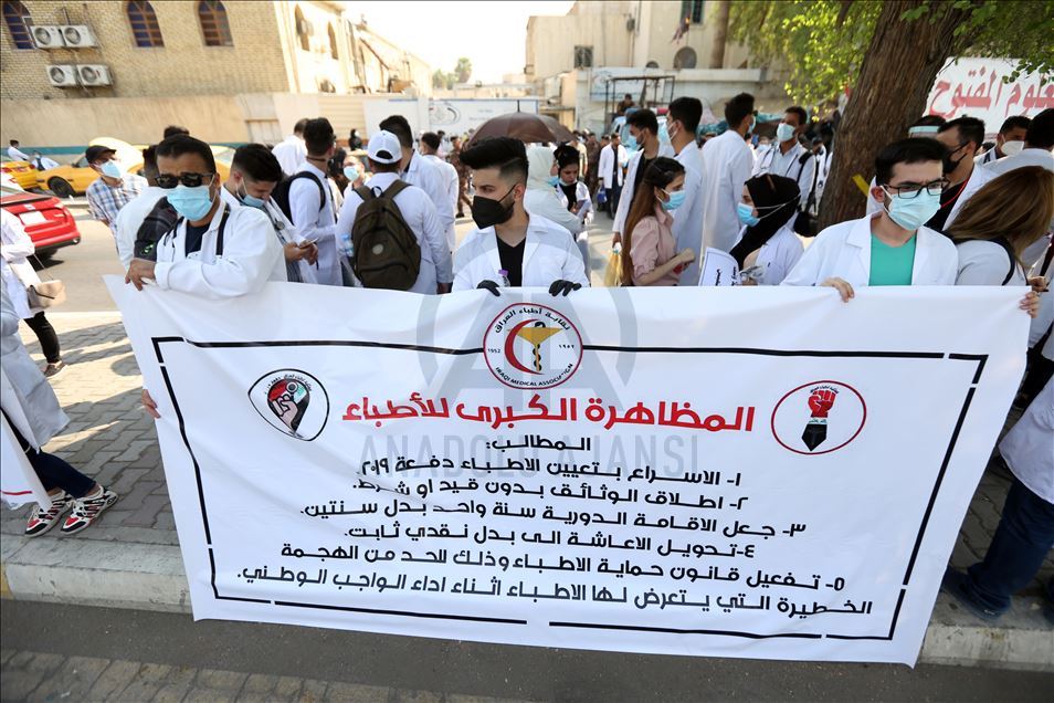 بغداد.. عشرات الأطباء يطالبون بحمايتهم وتعيين الخريجين
